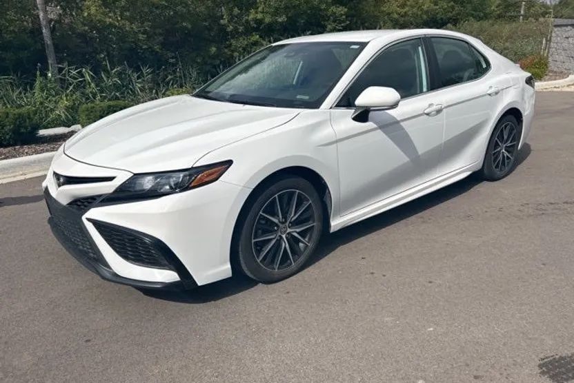2024 Toyota Camry SE photo 1