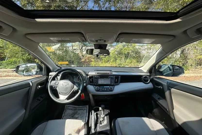2017 Toyota RAV4 XLE photo 1
