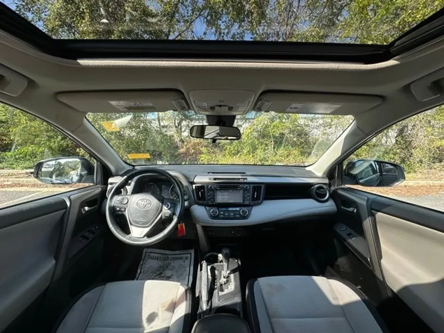 2017 Toyota RAV4 XLE photo 1