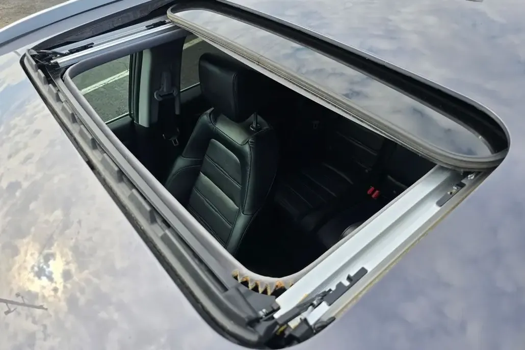 2022 Honda CR-V Hybrid Touring photo 1