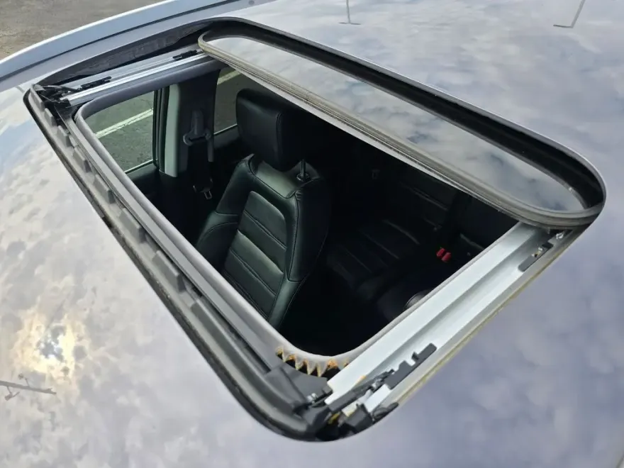 2022 Honda CR-V Hybrid Touring photo 1