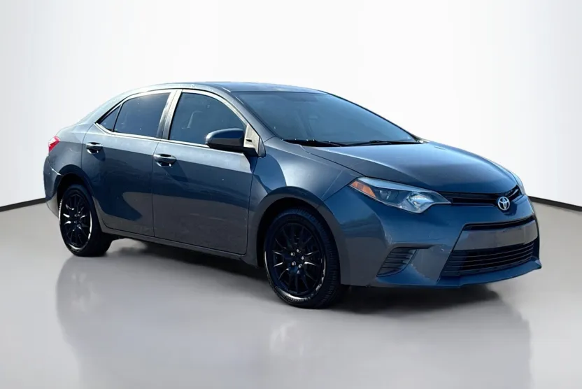 2015 Toyota Corolla LE photo 1