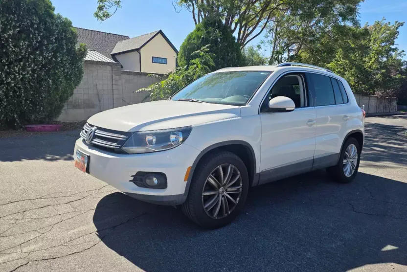 2012 Volkswagen Tiguan SEL Premium photo 1