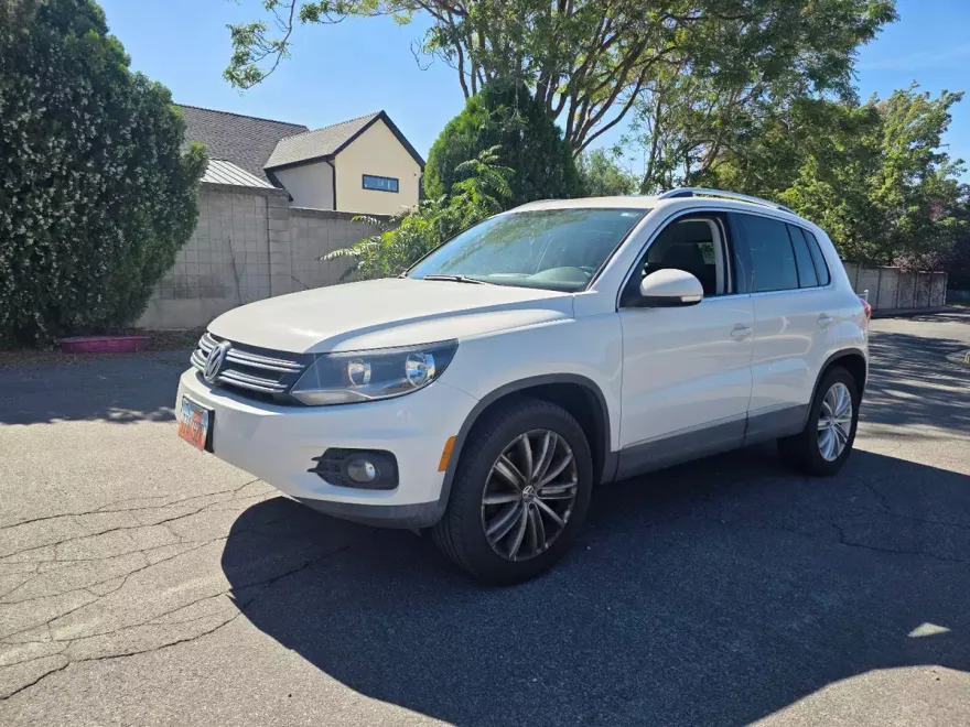 2012 Volkswagen Tiguan SEL Premium photo 1