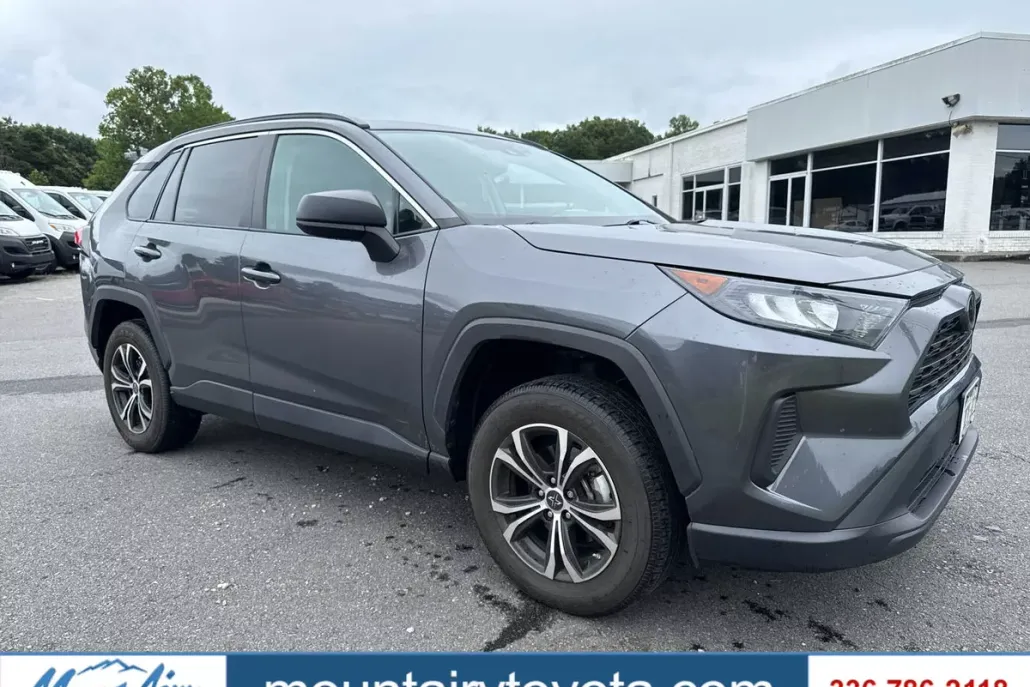 2021 Toyota RAV4 LE photo 1