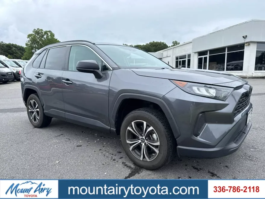 2021 Toyota RAV4 LE photo 1