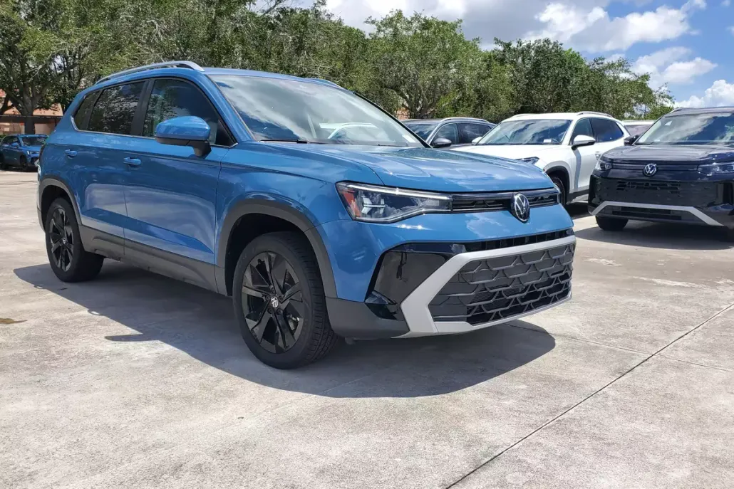 2025 Volkswagen Taos SE photo 1
