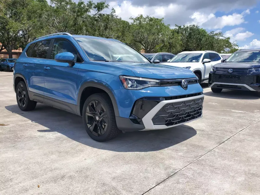 2025 Volkswagen Taos SE photo 1