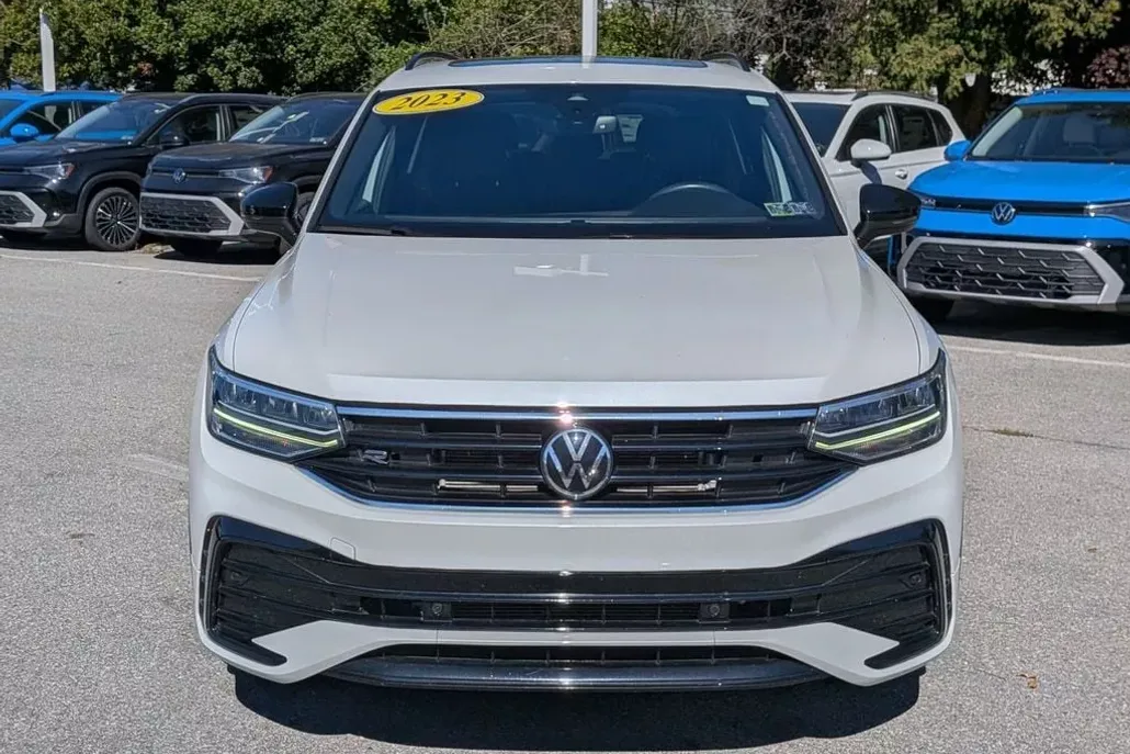 2023 Volkswagen Tiguan SE R-Line Black photo 1
