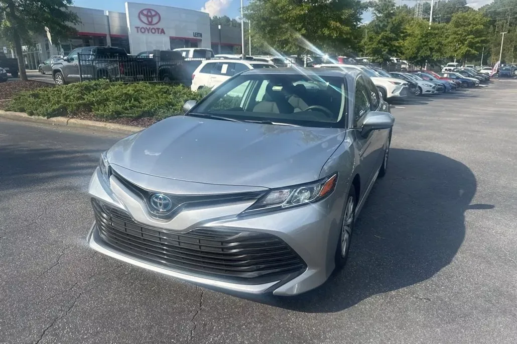 2019 Toyota Camry Hybrid LE photo 1