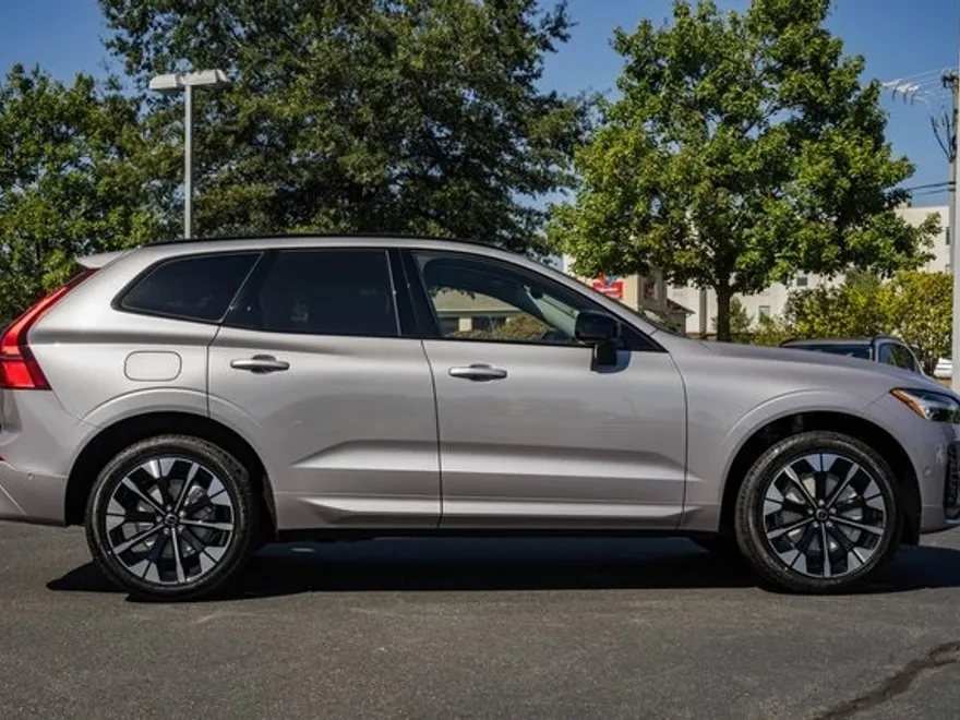 2026 Volvo XC60 B5 Plus photo 1