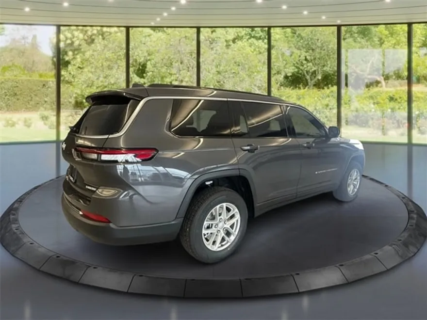 2025 Jeep Grand Cherokee Laredo photo 1