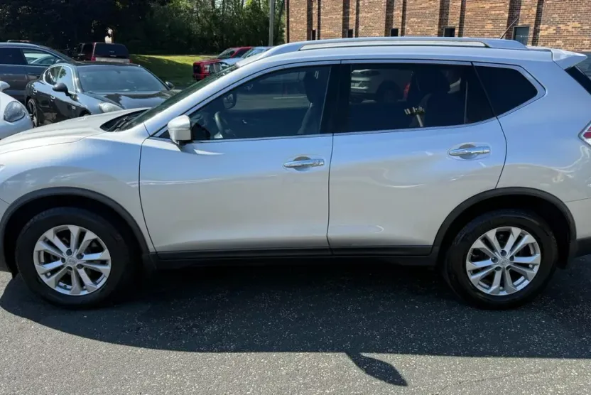 2015 Nissan Rogue SV photo 1