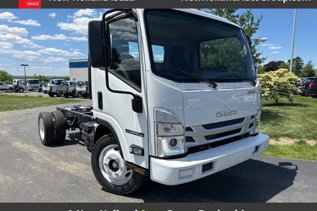 2025 Isuzu NPR/NPR-HD photo 1
