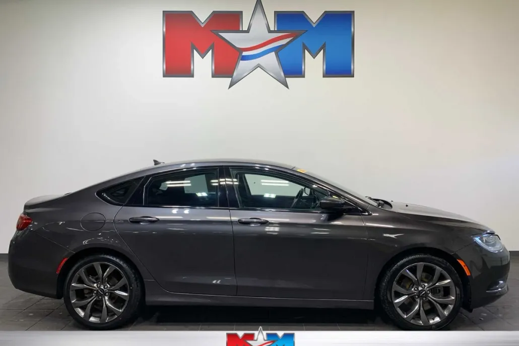2016 Chrysler 200 S photo 1