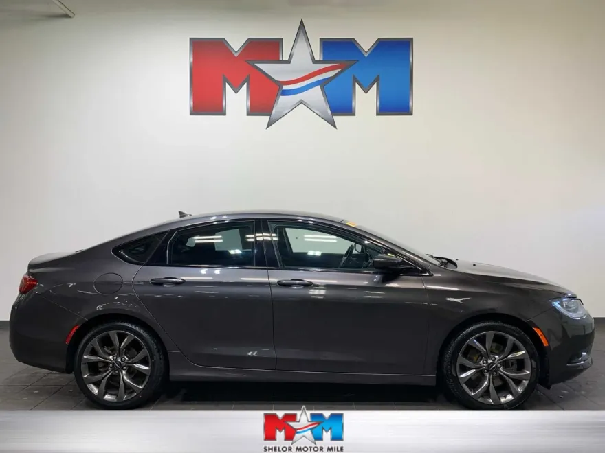 2016 Chrysler 200 S photo 1