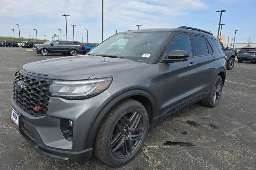 2025 Ford Explorer ST photo 1
