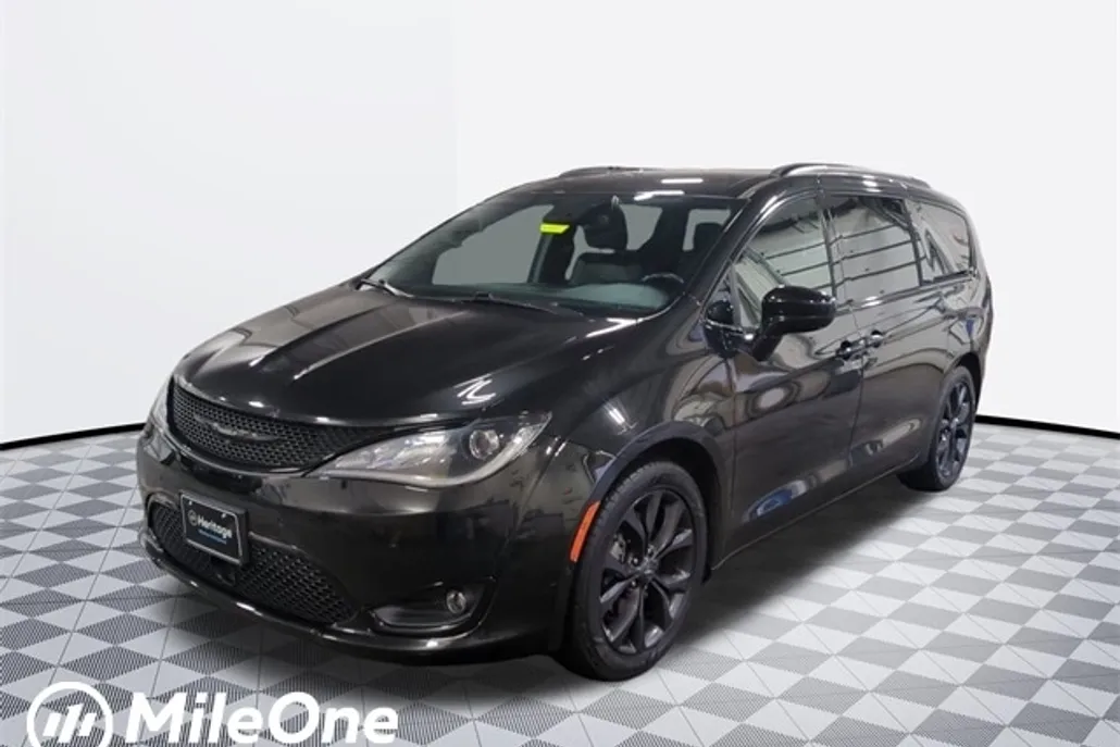 2020 Chrysler Pacifica Touring L photo 1