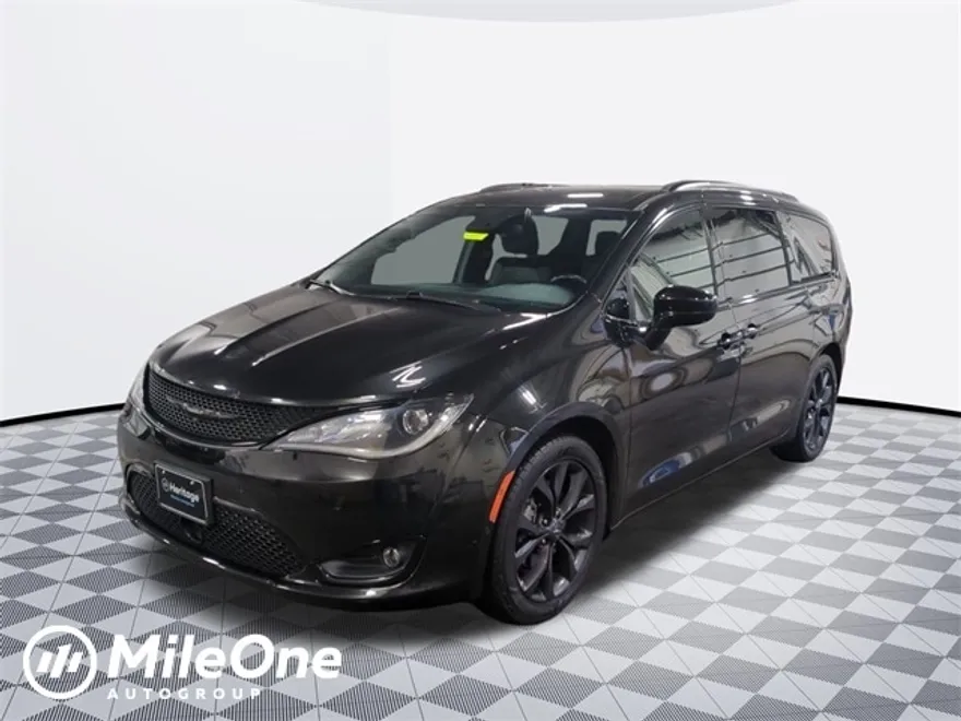 2020 Chrysler Pacifica Touring L photo 1