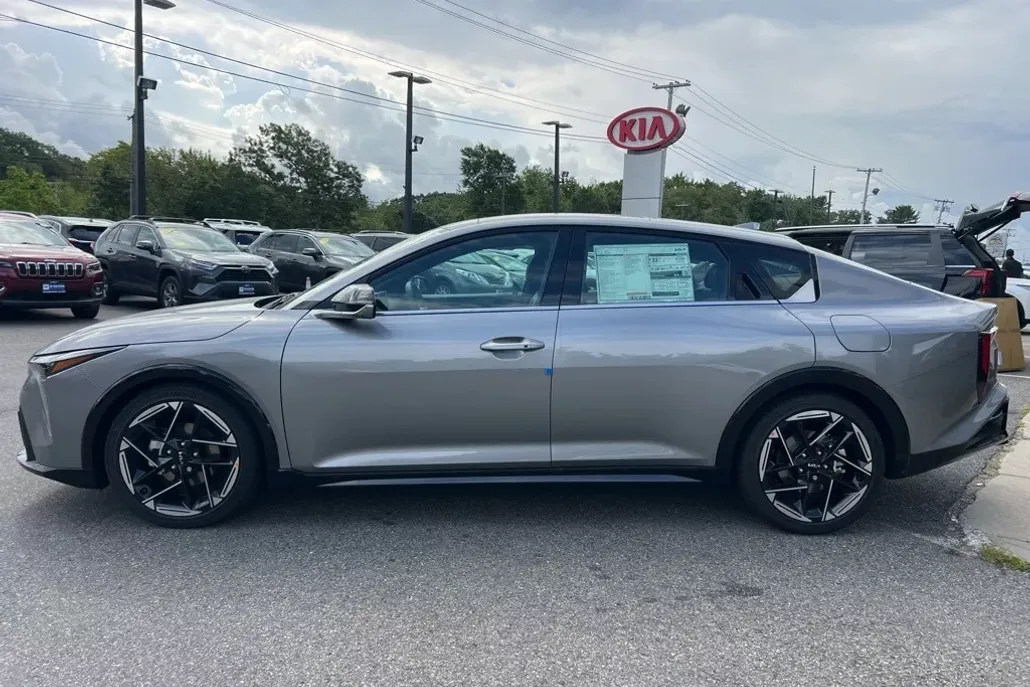 2025 Kia K4 GT-Line photo 1