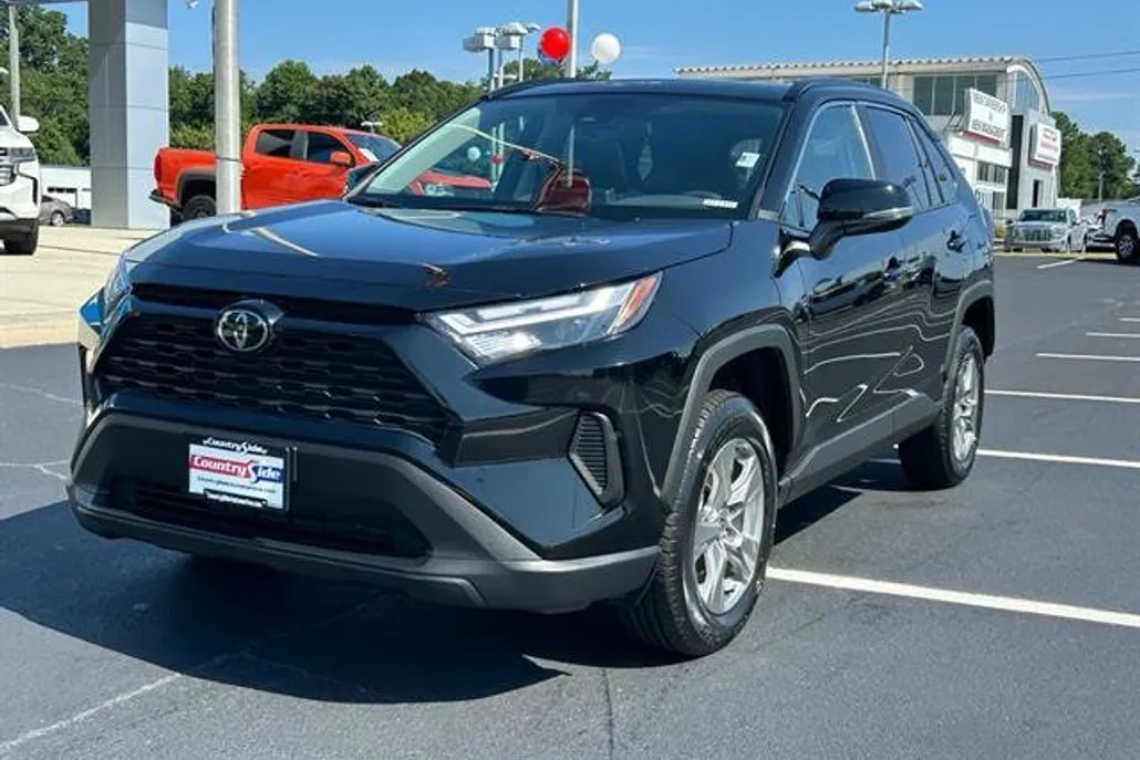2024 Toyota RAV4 XLE photo 1