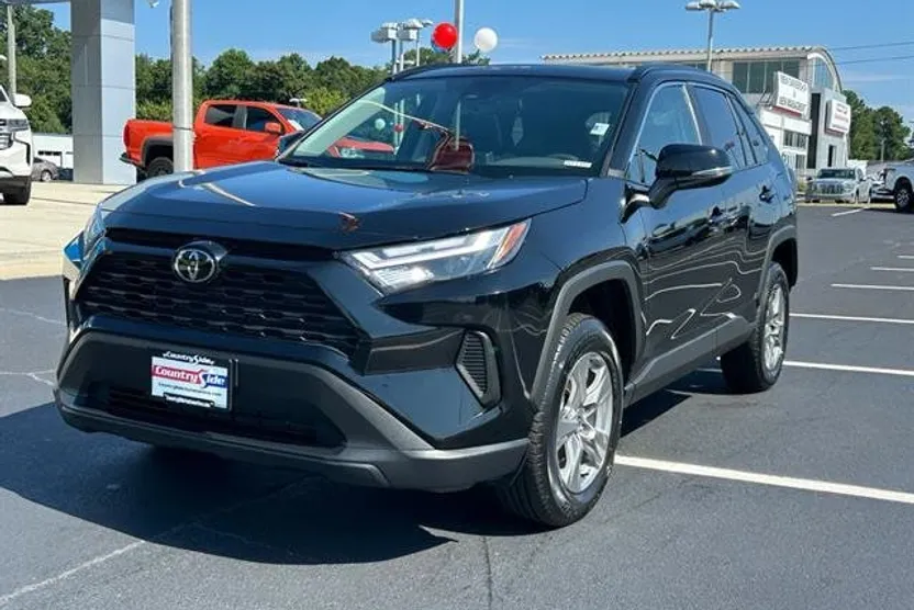2024 Toyota RAV4 XLE photo 1