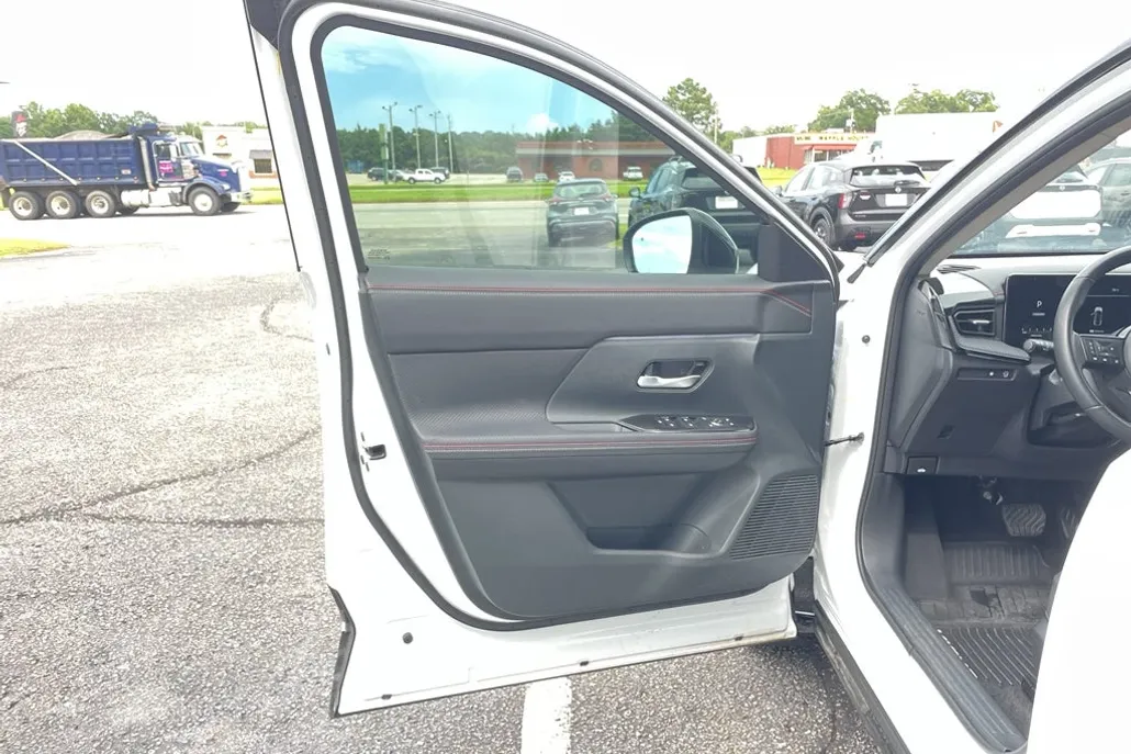 2025 Nissan Kicks SR photo 1