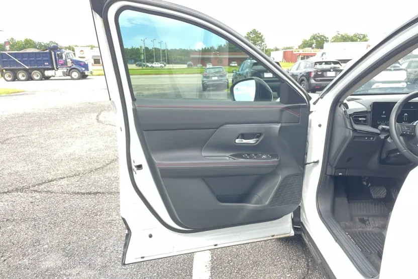 2025 Nissan Kicks SR photo 1