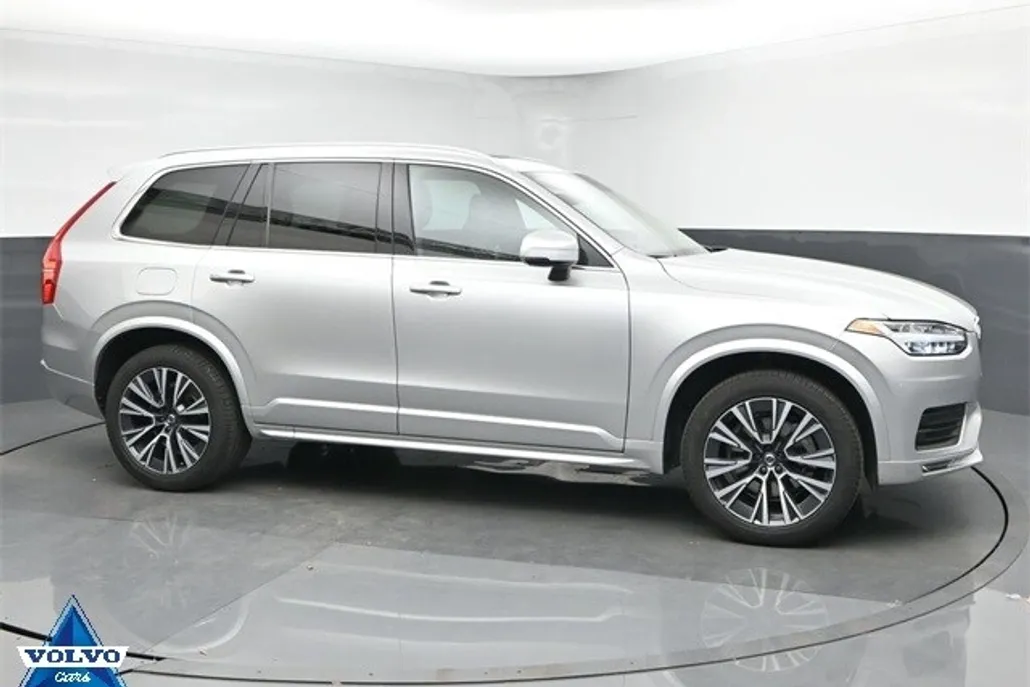 2022 Volvo XC90 T5 Momentum photo 1