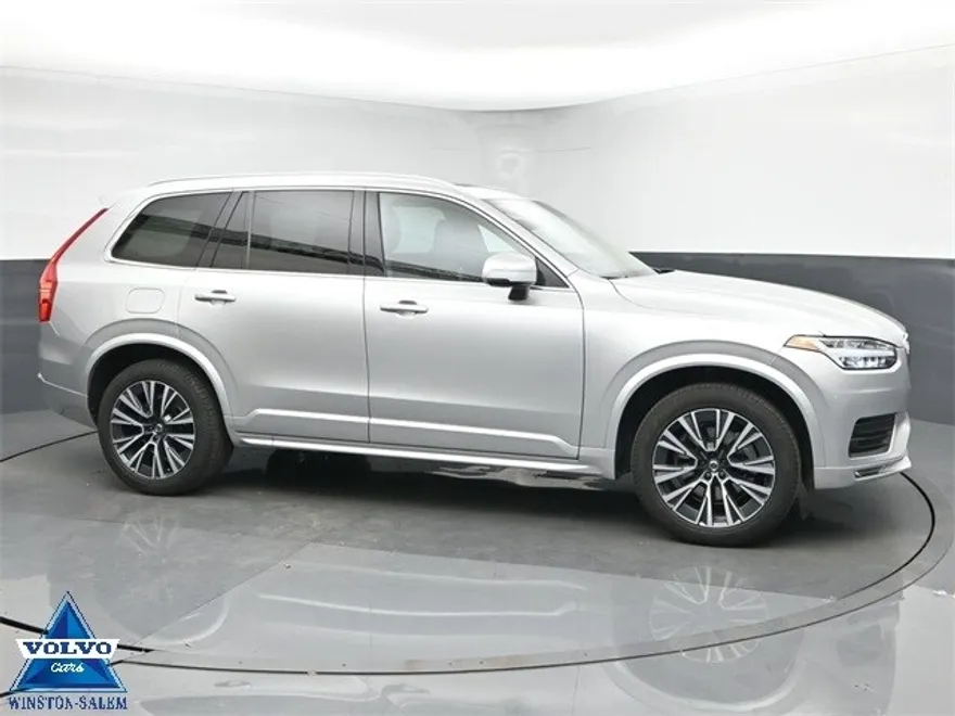 2022 Volvo XC90 T5 Momentum photo 1