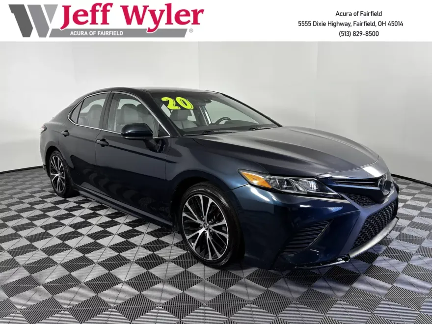 2020 Toyota Camry SE photo 1