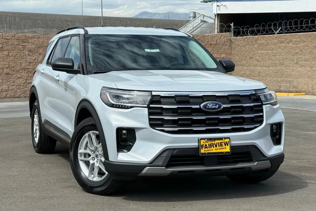 2025 Ford Explorer photo 1