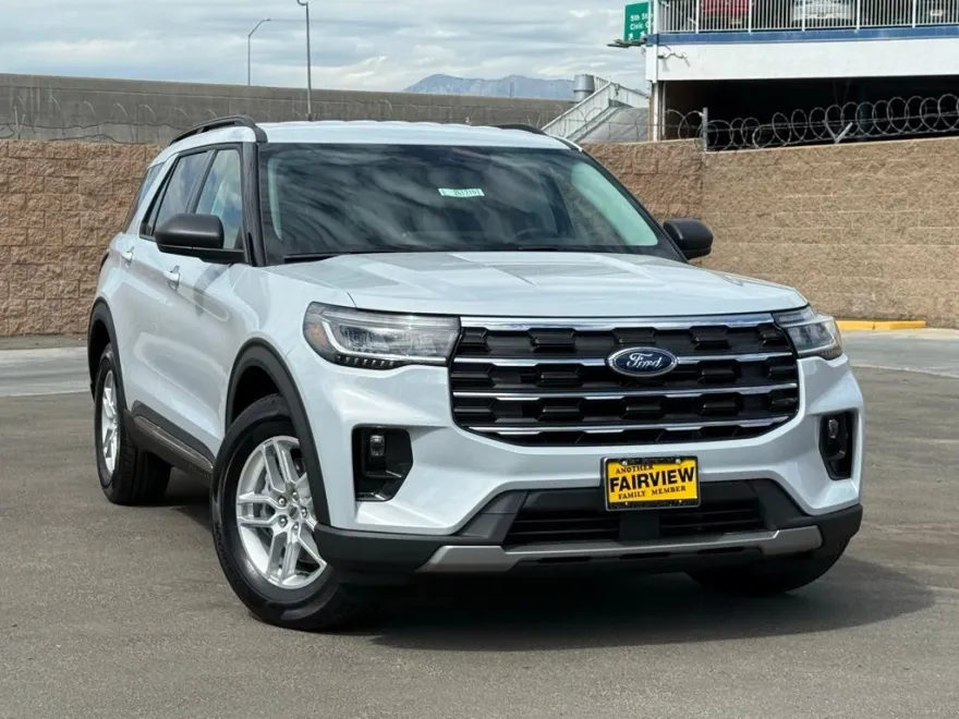 2025 Ford Explorer photo 1