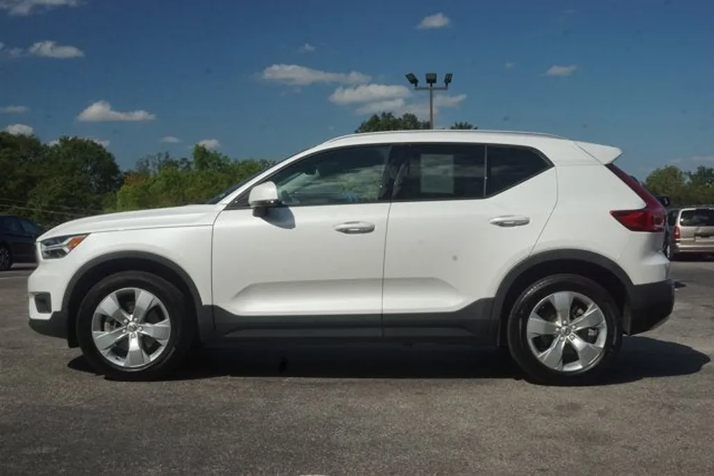 2021 Volvo XC40 Momentum photo 1