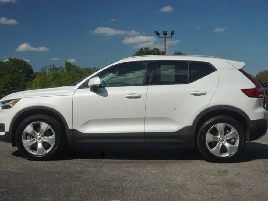 2021 Volvo XC40 Momentum photo 1