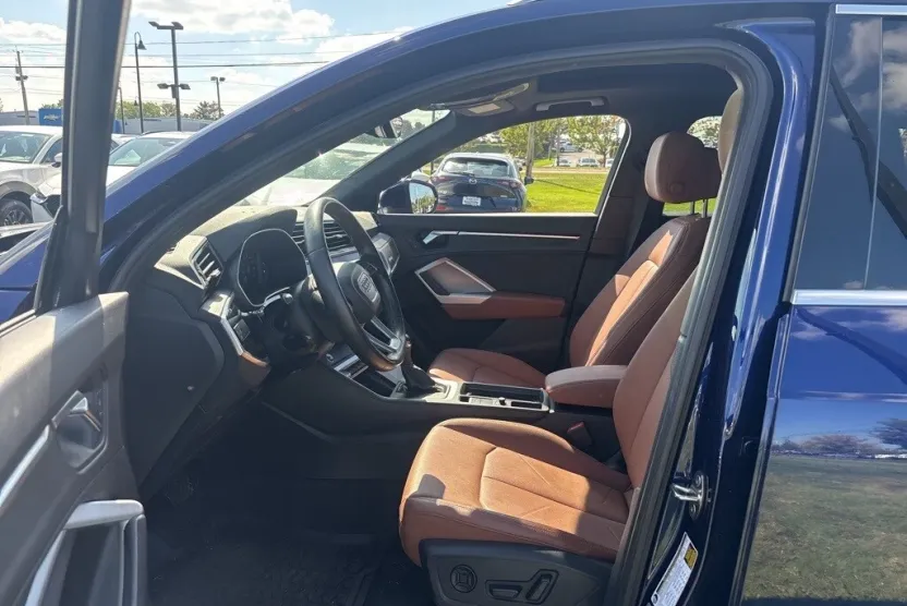 2022 Audi Q3 40 TFSI Premium photo 1