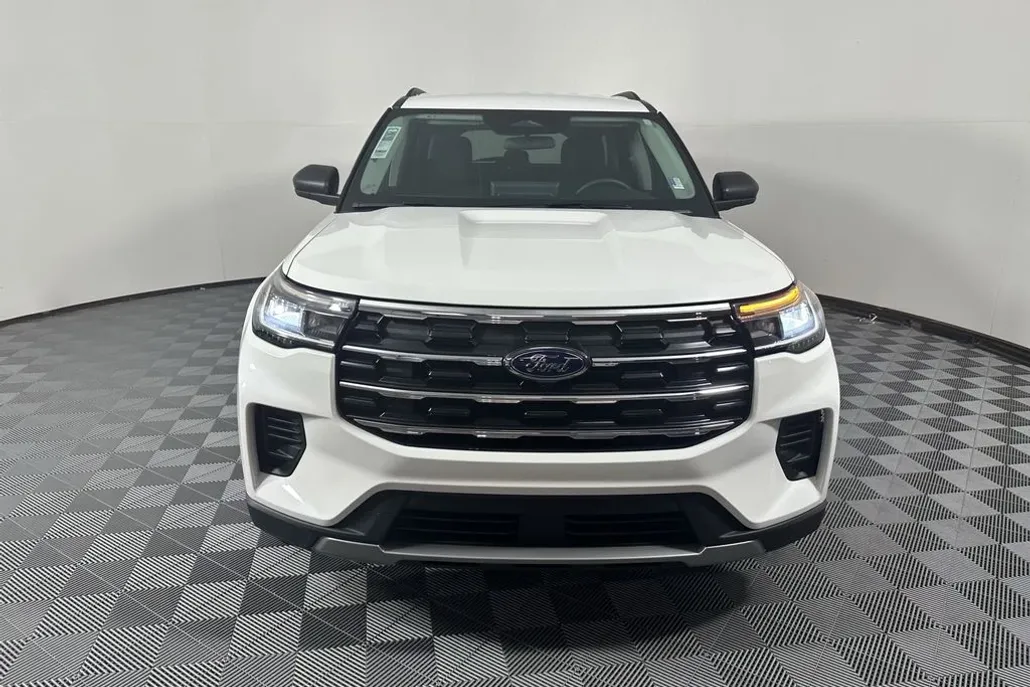 2025 Ford Explorer photo 1