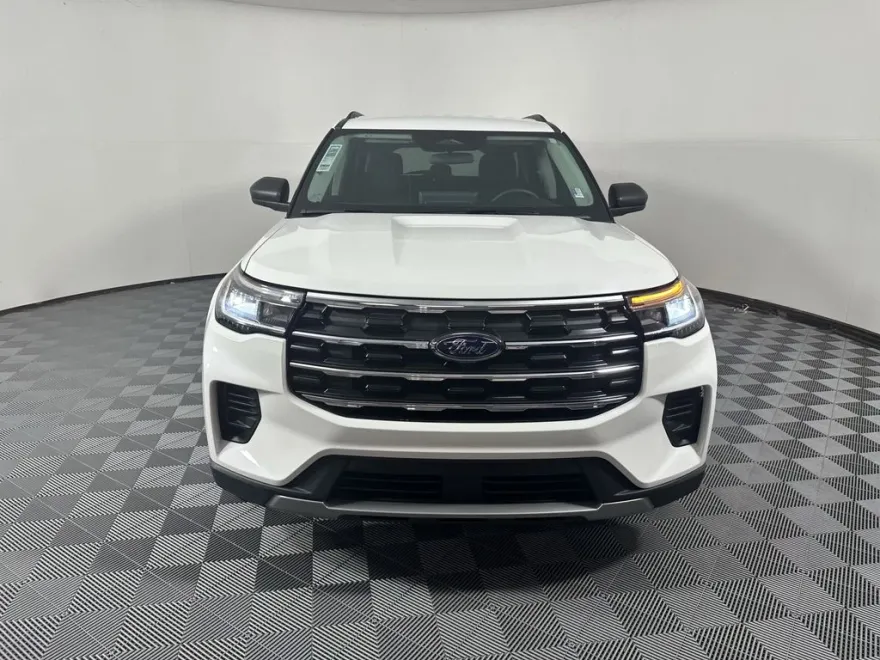 2025 Ford Explorer photo 1