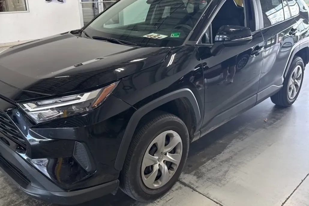 2023 Toyota RAV4 LE photo 1