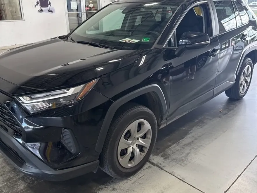 2023 Toyota RAV4 LE photo 1