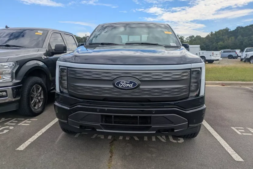 2024 Ford F-150 Lightning Lariat photo 1