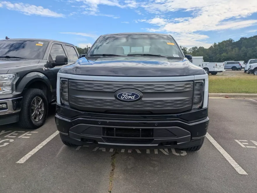 2024 Ford F-150 Lightning Lariat photo 1