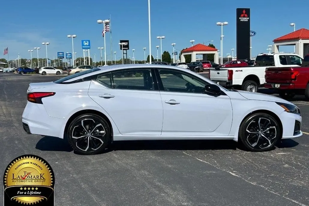 2024 Nissan Altima 2.5 SR photo 1