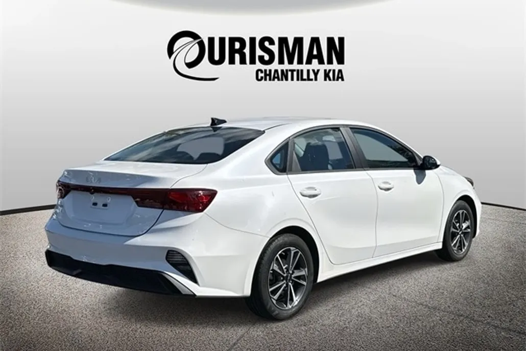 2024 Kia Forte LXS photo 1