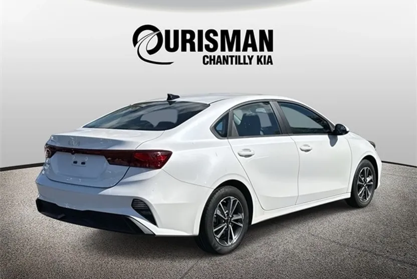 2024 Kia Forte LXS photo 1
