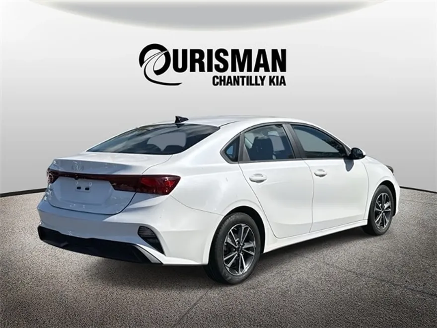 2024 Kia Forte LXS photo 1
