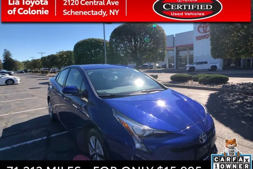 2016 Toyota Prius Three photo 1
