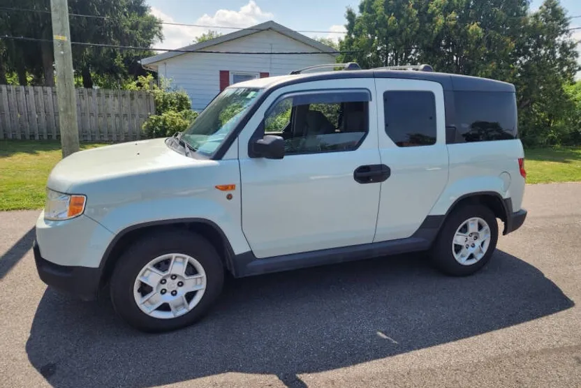 2010 Honda Element EX photo 1