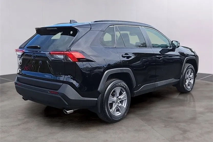 2022 Toyota RAV4 Hybrid XLE photo 1
