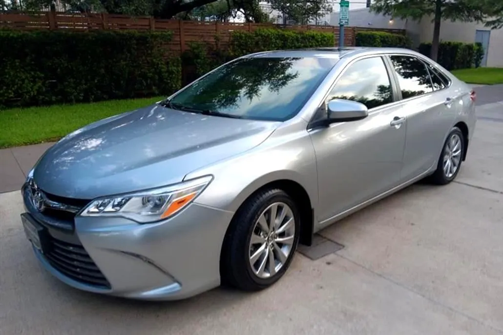 2015 Toyota Camry XLE photo 1